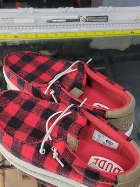Mens 10 Hey Dude Wendy Buffalo Plaid slip-on loafers, Red/black Plaid.  Nice.